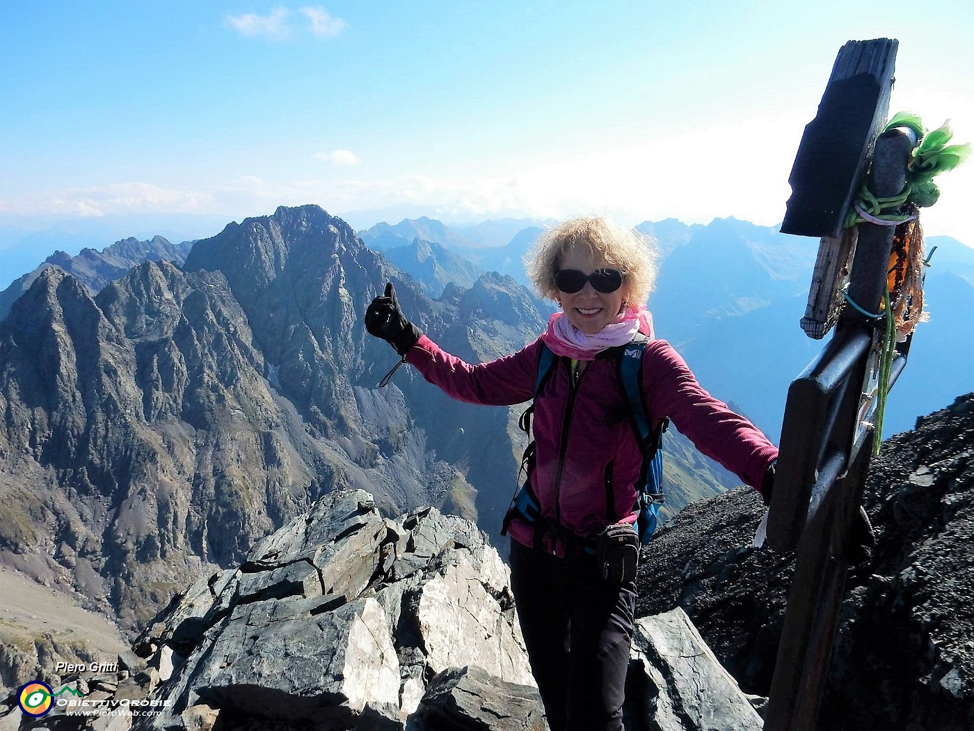 10 Alla croce di vetta del Pizzo Redorta (3038 m) per la prima volta.jpg